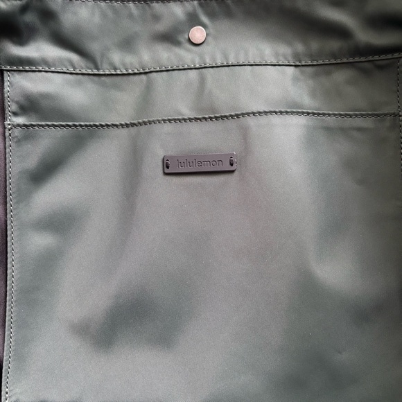 BLACK FRIDAY SALE!  Lululemon Take It On Tote Bag 24L Smoked Spruce Neo Mint - Picture 6 of 16